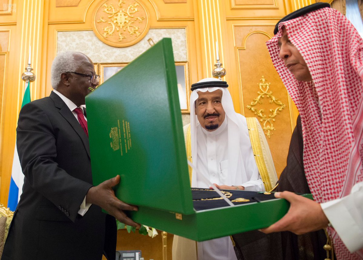 بالصور .. سيراليون تكرّم الملك سلمان بوسام الشرف لدوره في صون السلام والدفاع عن الإسلام