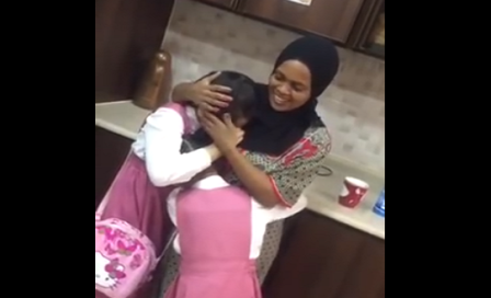بالفيديو.. بكاء أطفال بسبب سفر خادمتهم إلى بلدها