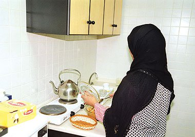 سعودي يعتدي على خادمة بالضرب بآلة حادة في معايدة مكة