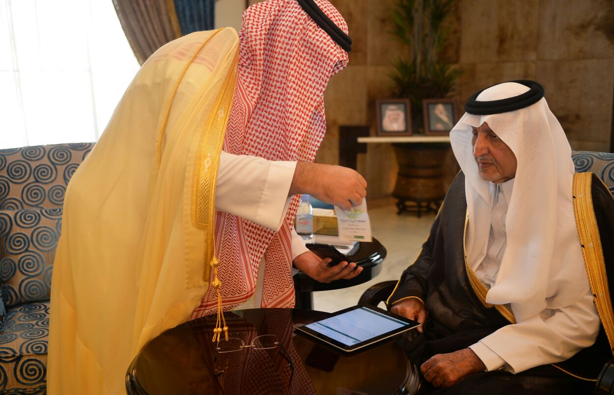 الفيصل يدشن التطبيقات الإلكترونية الذكية لمحافظة جدة