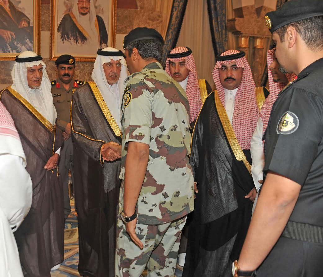 بالصور.. أمير مكة يستقبل المعزين في وفاة محمد الفيصل