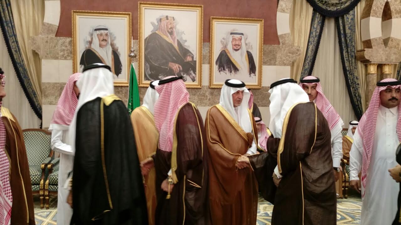 بالصور.. خالد الفيصل يستقبل المُعزين في وفاة شقيقه الأمير سعد