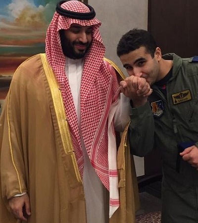 صورة متداولة: خالد بن سلمان يقّبل يد أخيه قبل التوجه إلى الجبهة