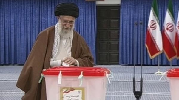 إيران تنتخب رئيسها في غياب المعارضة ومساعي للمعتدلين بغية انتزاع البلديات