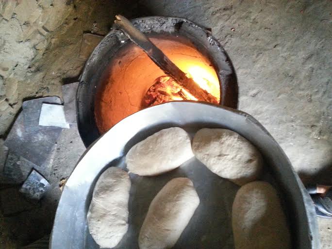 أم أحمد تروي طريقة إعداد “خبز الميفا”