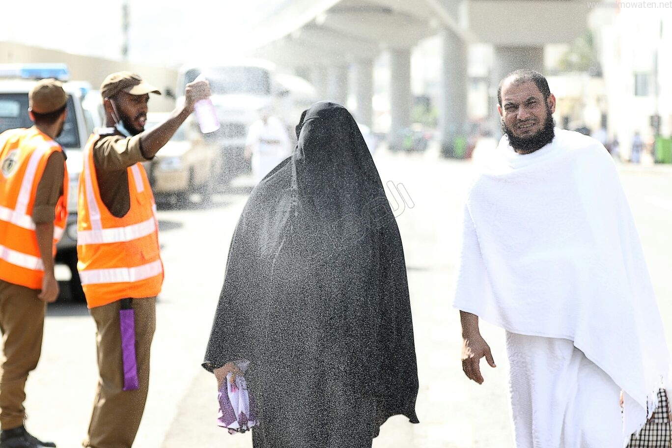 بالصور.. خدمات رجال الأمن للحجاج تثلج قلوبهم بإنسانية المملكة