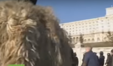 بالفيديو.. رعاة غنم رومانيون يقتحمون البرلمان احتجاجا على قانون جديد