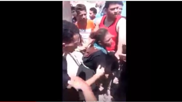 بالفيديو.. مصريون يصلبون امرأة على عامود إنارة والسبب