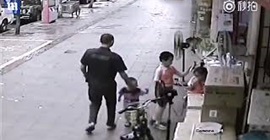 شاهد.. لقطات صادمة لرجل يحاول خطف طفل يلعب في الشارع