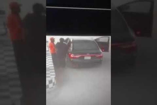 بالفيديو.. شبان يخطفون عامل محطة وقود في سيارة