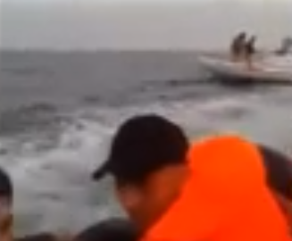 بالفيديو.. خفر السواحل التركي يعتدي على مهاجرين في عرض البحر