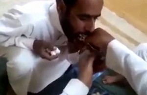 بالفيديو.. سعودي يخلع ضرس صديقه بـ “زرادية”