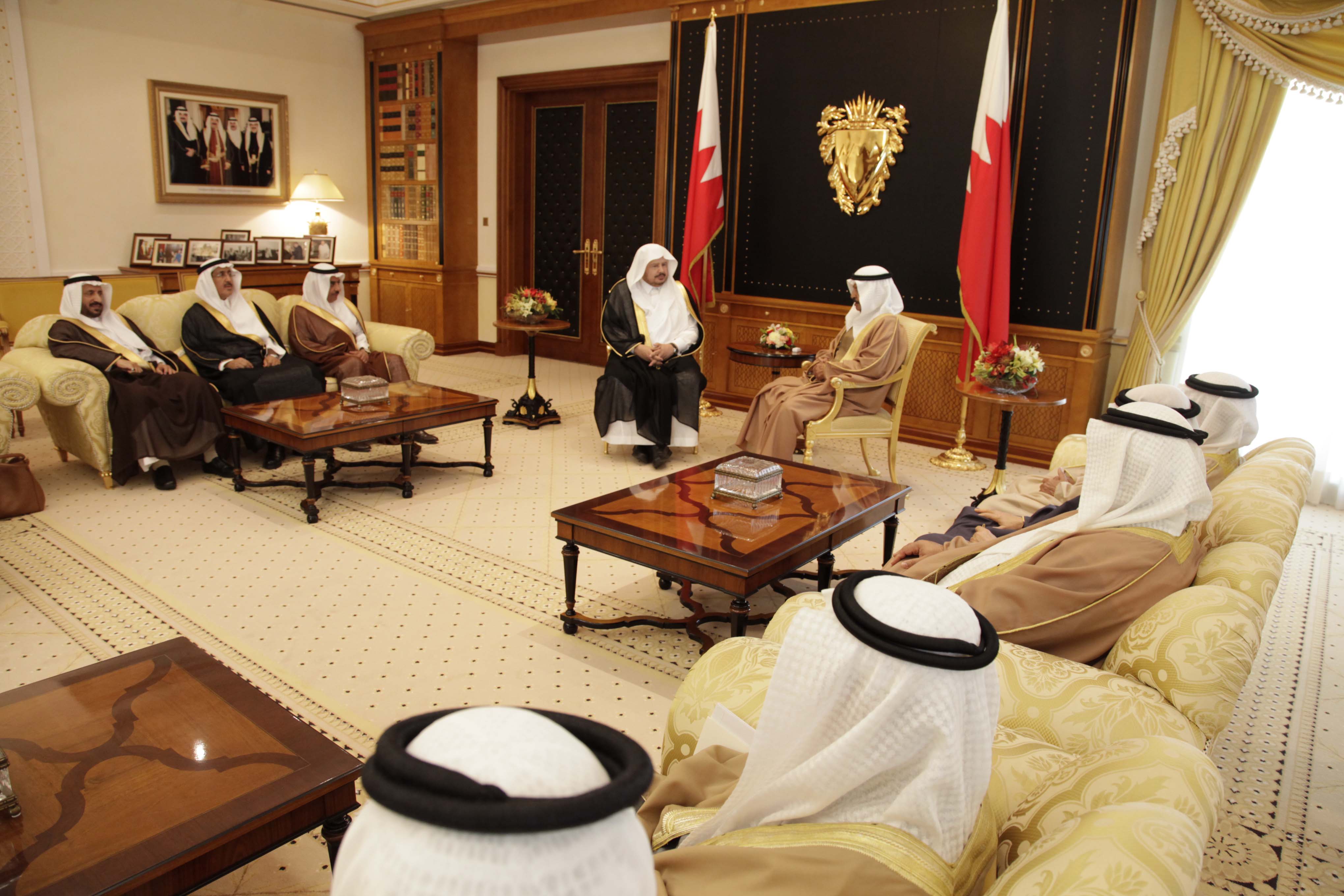 رئيس وزراء البحرين يؤكد على أهمية دور المملكة المؤثر إقليميًا وعالميًا