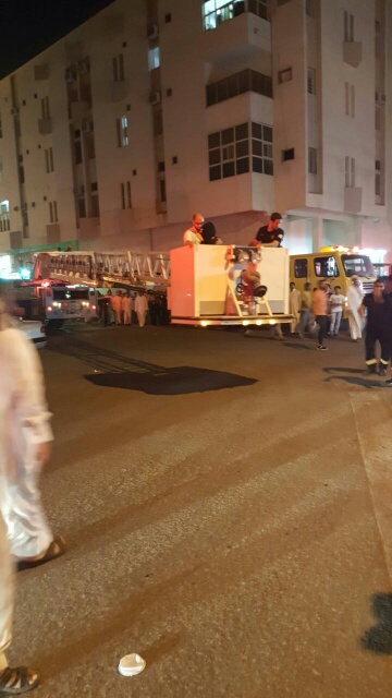 إخماد حريق هائل بـ #المبرز وفك احتجاز 19 شخصًا