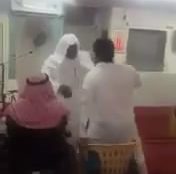 فيديو مستهجن.. شاب يتهجم على مسن داخل مسجد