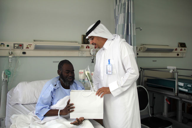 التميمي يعايد مرضى مدينة الملك سعود الطبية