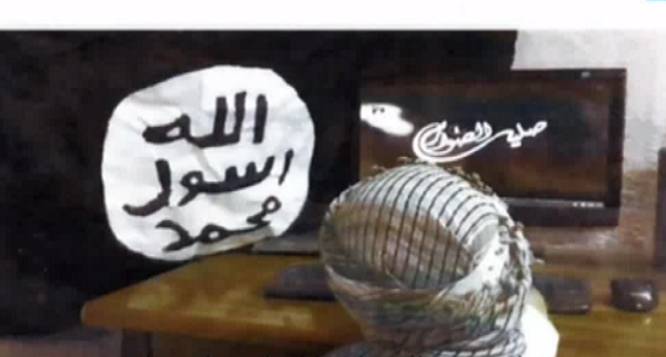 صاحب معرف داعشي يعرض على ابنه مقطع “فيديو دموي”!