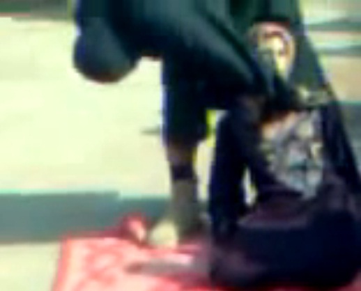 بالفيديو..”داعش”تخنق سيدة حتى الموت