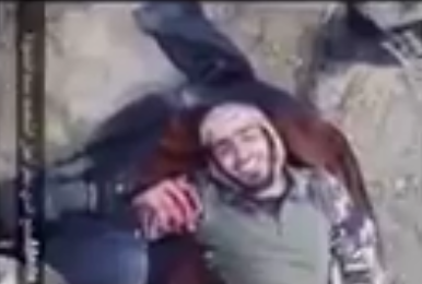 فيديو مُسرَّب يكشف كذبة #داعش حول “القتيل المبتسم”