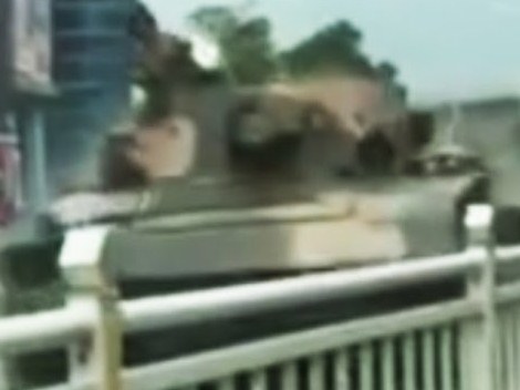بالفيديو.. دبابة تخرج عن السيطرة وتدمر السيارات في الصين