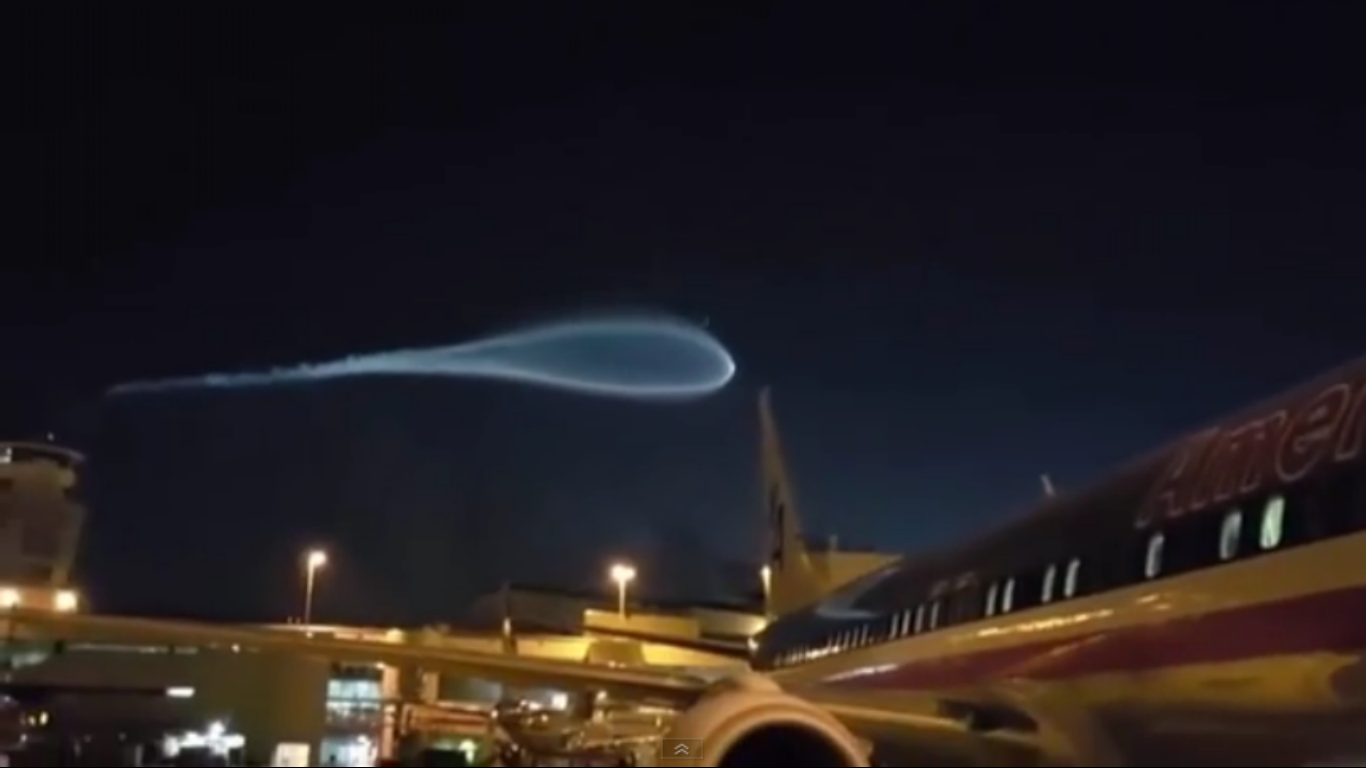 شاهد.. دُخان غريب في سماء مطار ميامي!