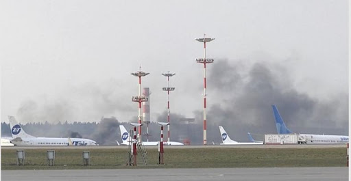 حقيقة الدخان الكثيف بمطار موسكو قبل وصول وزير الخارجية الأميركي