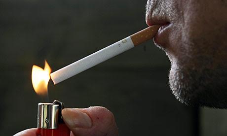 إعلامي يصنف المدخنين بالعقول الفارغة و”المهايطين”