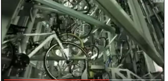بالفيديو.. كيف يركن الياباني دراجته ويستعيدها في 13 ثانية