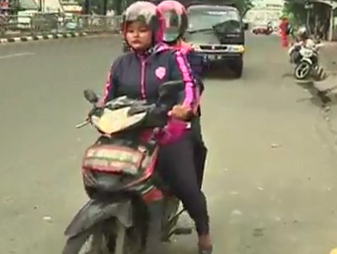 بالفيديو.. “دراجات بخارية أجرة” للنساء فقط في إندونيسيا