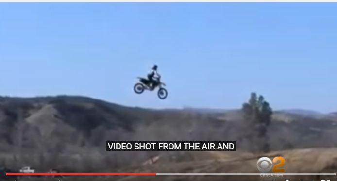 بالفيديو.. أمريكي يطير 40 متراً فوق دراجة نارية