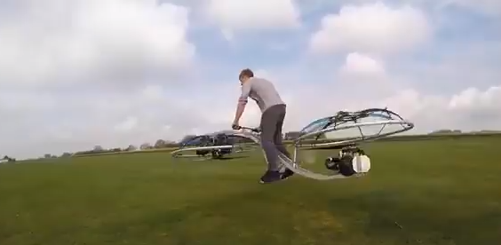 شاهد.. بالفيديو رجل يصنع اول دراجة طائرة ويحلق بها