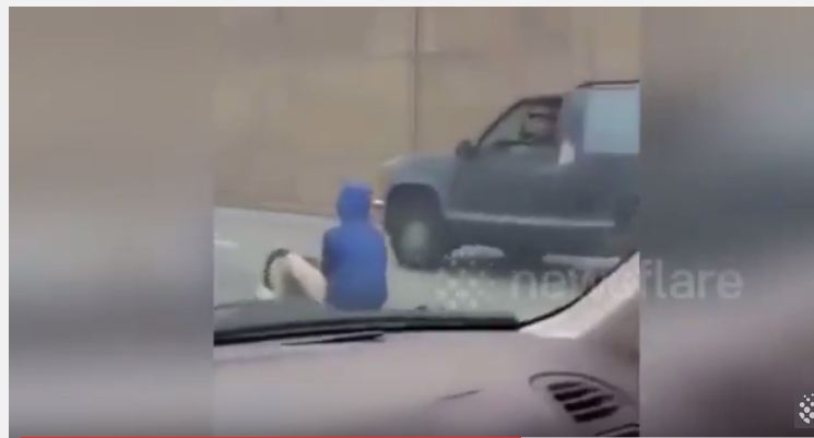 شاهد.. رجل يركب درّاجة غريبة في طريق سريع كاد يُحدِث كارثة