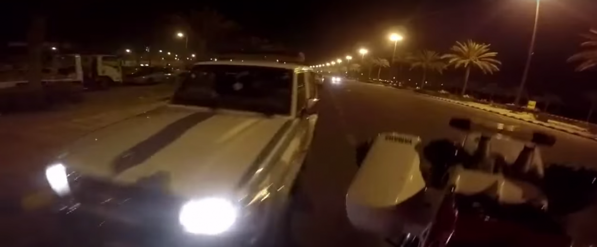 بالفيديو.. قائد دراجة نارية يثير الفوضى ويستهتر بالأمن في حائل