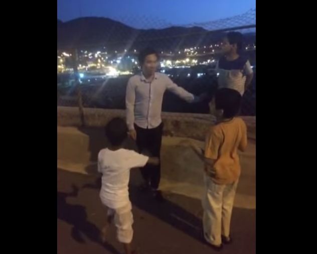 بالفيديو.. أطفال يحاولون دعوة وافد إلى الإسلام