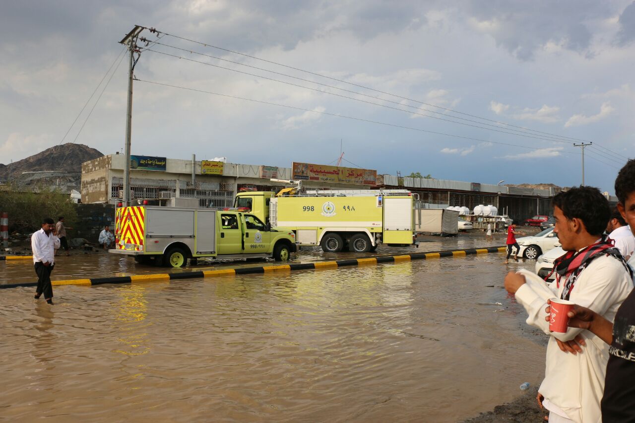 التماسات كهربائية واحتجاز 10 أشخاص نتيجة أمطار مكة