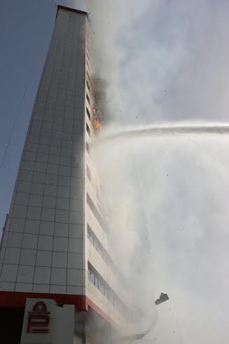 بالصور.. مدني مكة يُسيطر على حريق بمبنى من 20 طابقاً
