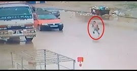 فيديو صادم.. سيارة مسرعة تدهس طفلة صغيرة