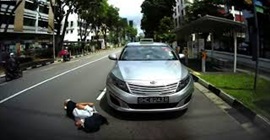 فيديو مروع.. سيارة مسرعة تدهس طالبة أثناء عبورها الطريق
