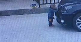 بالفيديو.. انشغل بهاتفه فدهس طفلاً أسفل عجلات سيارته