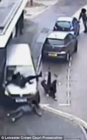 فيديو مرعب .. قائد مركبة مسلم يدهس 5 أشخاص في بريطانيا في نهار رمضان