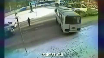 فيديو مروع.. حافلة تدهس امرأتين تعبران الطريق