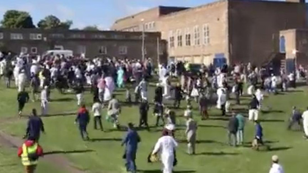 بالفيديو.. دهس 6 مسلمين بعد صلاة عيد الفطر في نيوكاسل