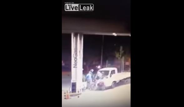 #تيوب_المواطن : سائق شاحنة يدهس مجموعة لصوص