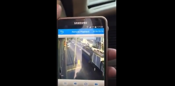 فيديو مروع.. طفلة تغافل والدتها وتعبر الطريق فدهستها شاحنة