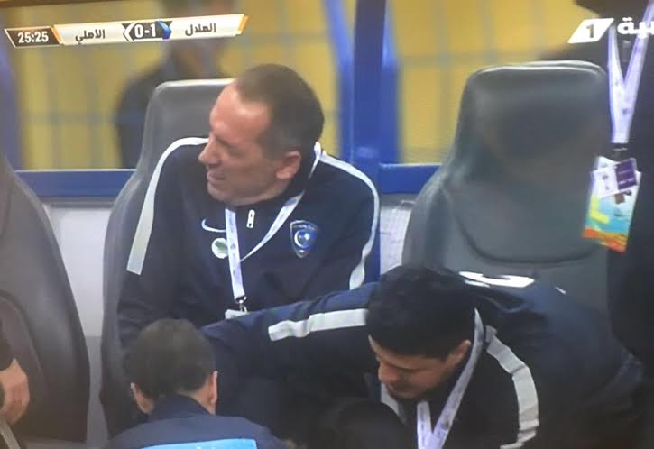 ​صورة.. مدرب ​#​الهلال يثير السخرية بين الجماهير!