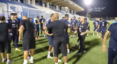 دونيس يودع لاعبي الهلال ‫(1)‬