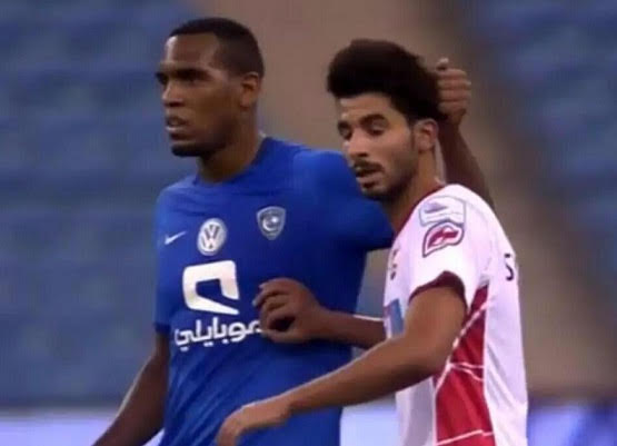 بالفيديو.. البرازيلي ديجاو يعتدي على مهاجم الرائد بالضرب