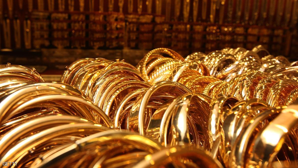الذهب يستقر دون أعلى مستوياته في عام