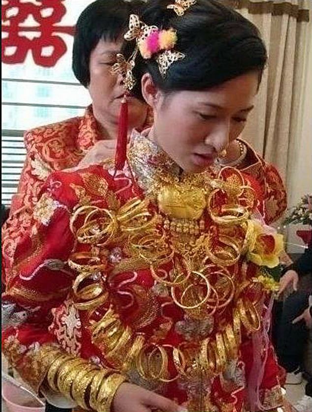 عريس صيني يُهدي زوجته مثقال وزنها ذهباً