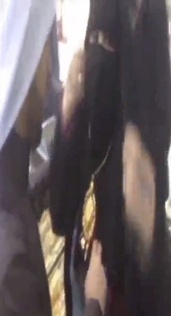 بالفيديو.. سعودي يلبس أمه ذهباً احتفاءً بالراتبين